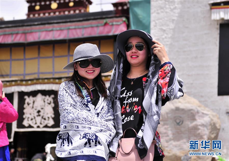 游客在拉萨大昭寺前合影（4月25日摄）。新华社记者 晋美多吉 摄 