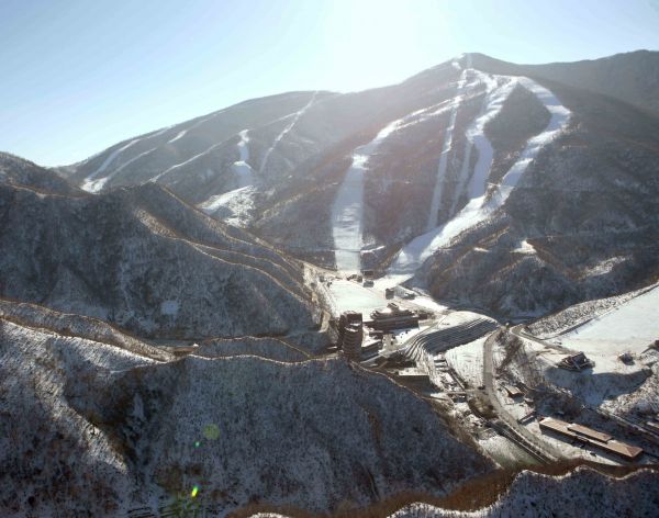 资料图片：朝中社2014年1月1日提供的照片显示朝鲜马息岭滑雪场。新华社/朝中社